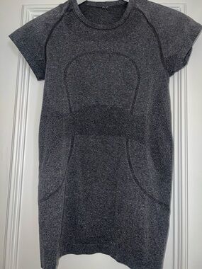 LULULEMON SWIFTLY TEE GREY SIZE 4🩶🤍